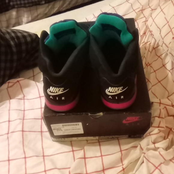 Athletic_Shoes